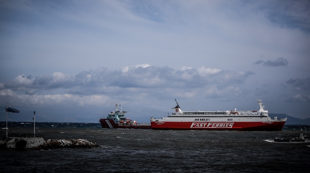 Fast Ferries Andros: Ανοιχτά της Ραφήνας ακινητοποιημένο και δεμένο