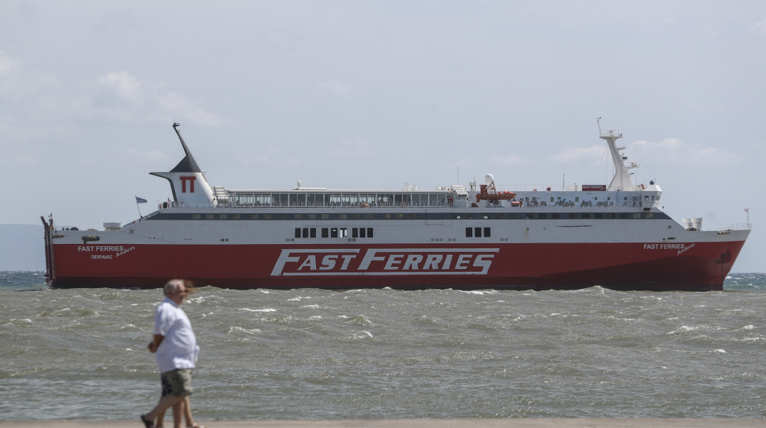 Ταλαιπωρία έξω από το λιμάνι της Ραφήνας για τους επιβάτες του «Fast Ferries Andros»