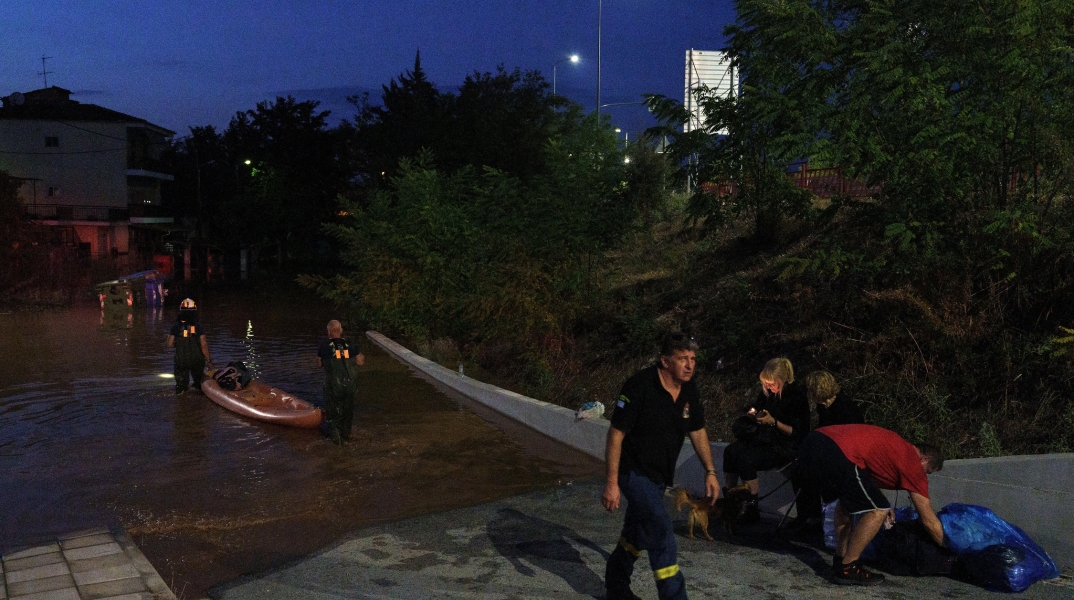 Διάσωση με λέμβους στη Λάρισα