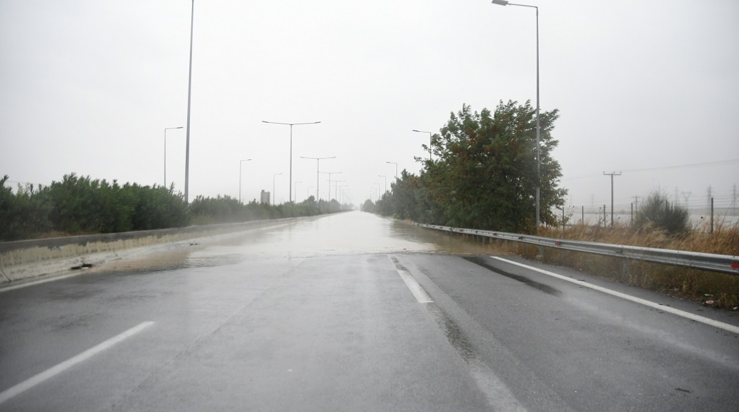 Πλημμυρισμένη Εθνική Οδός Θεσσαλονίκης - Αθήνας κοντά στα διόδια Μοσχοχωρίου