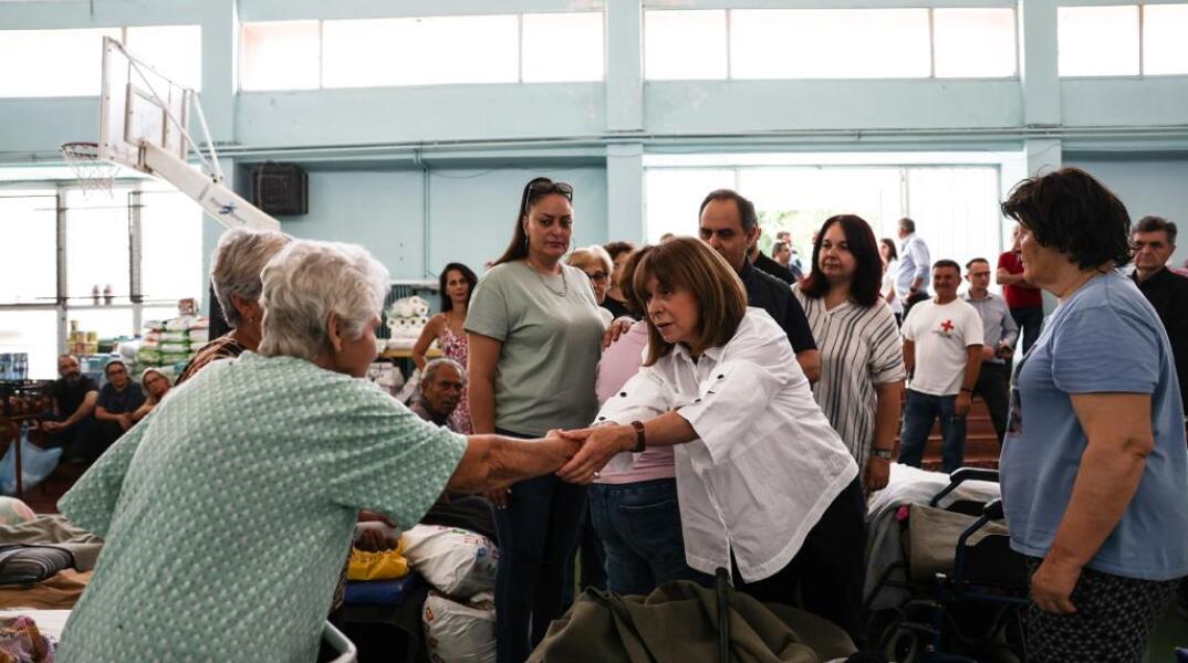 Η Κατερίνα Σακελλαροπούλου επισκέφτηκε πλημμυροπαθείς στην Καρδίτσα