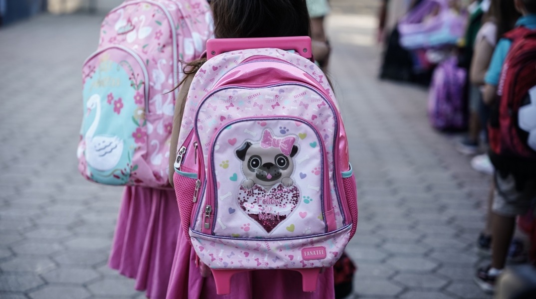 Μαθητές και μαθήτριες σε σχολείο