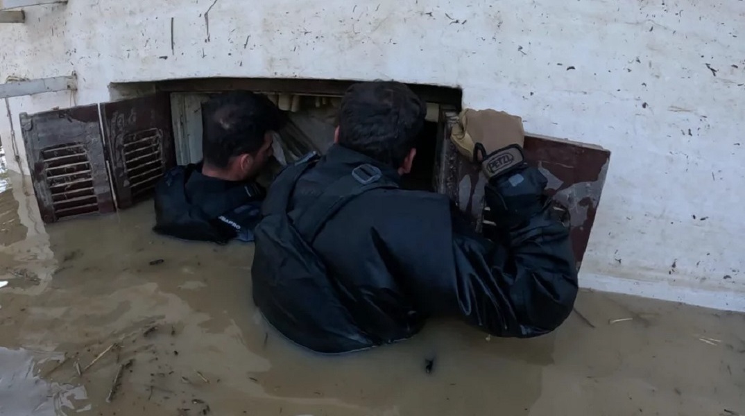 Κακοκαιρία Daniel: ΟΥΚ του Λιμενικού επιχειρούν στα πλημμυρισμένα σπίτια 