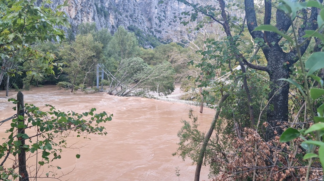 Σκεπάστηκε από τα νερά η Γέφυρα Τεμπών