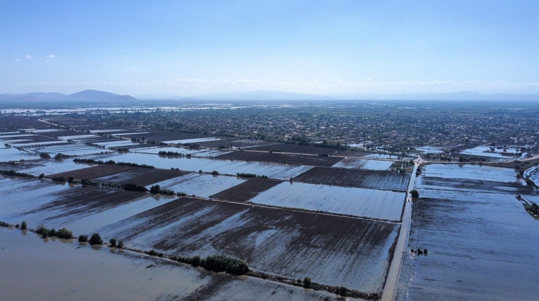 Πλημμυρισμένες εκτάσεις δίπλα στο χωριό Μεταμόρφωση Καρδίτσας