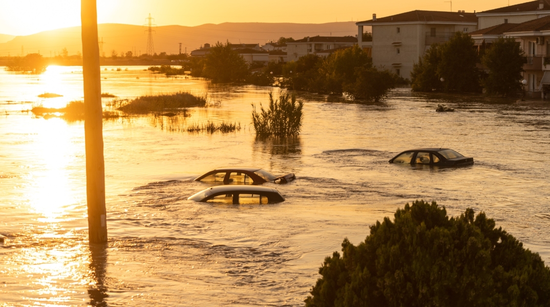 Πλημμυρισμένα αυτοκίνητα και σπίτια στη Λάρισα