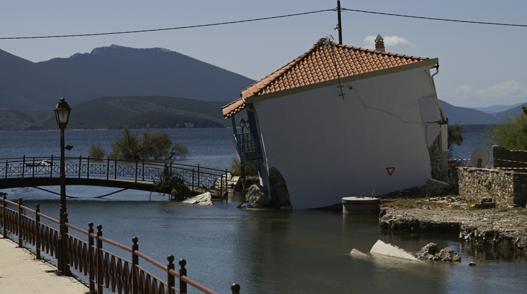 Σπίτι που έχει γείρει στη Μηλίνα Πηλίου