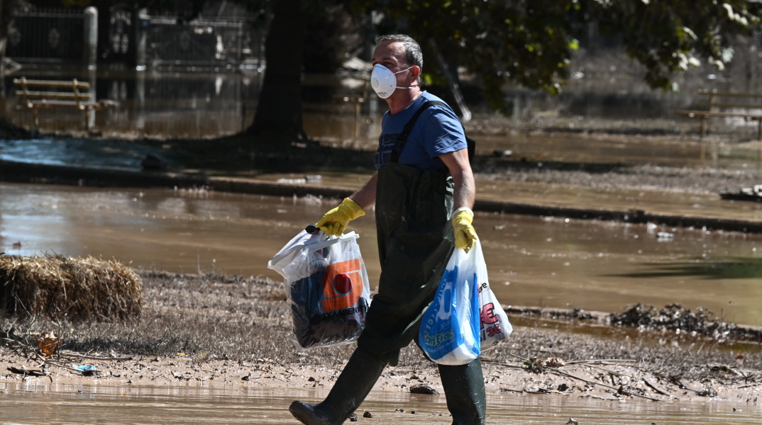 Κίνδυνος από τα λιμνάζοντα ύδατα και τα νεκρά ζώα στις πλημμυρισμένες περιοχές της Θεσσαλίας