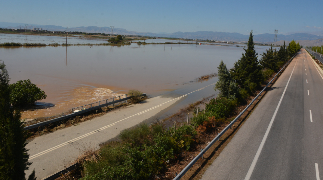 Πλημμυρισμένη η Εθνικής Οδός Αθήνας Θεσσαλονίκης (ΠΑΘΕ)