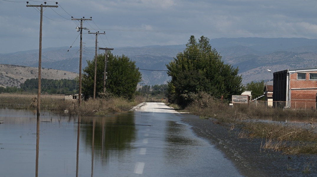 Κακοκαιρία Daniel: Προσπάθειες για να ανοίξει η Αθηνών - Θεσσαλονίκης 
