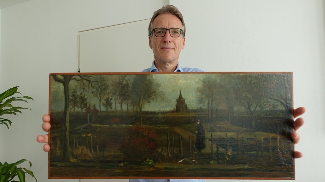 Ο ντετέκτιβ έργων τέχνης Άρθουρ Μπραντ κρατάει τον πίνακα του Βαν Γκογκ που είχε κλαπεί
