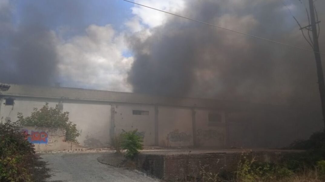 Φωτιά σε εγκαταλελειμμένο εργοστάσιο στην Κομοτηνή