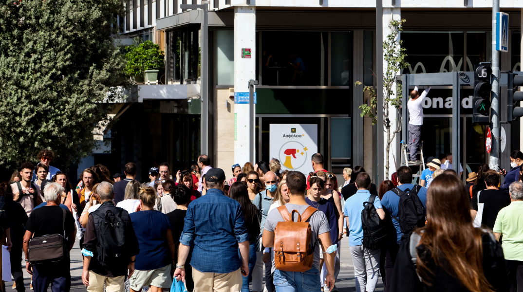 Κόσμος διασχίζει τη διάβαση πεζών στο Σύνταγμα