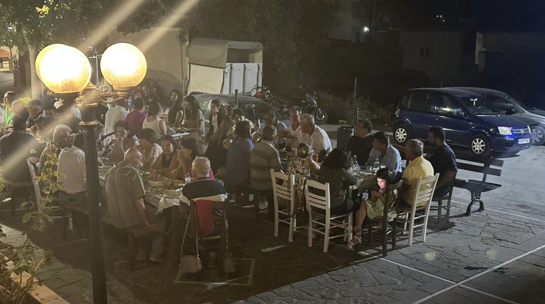 Zευγάρι Γερμάνων έστησε γλέντι και κέρασε ολόκληρο το χωριό επειδή έσωσαν το σπίτι τους από τις φωτιές