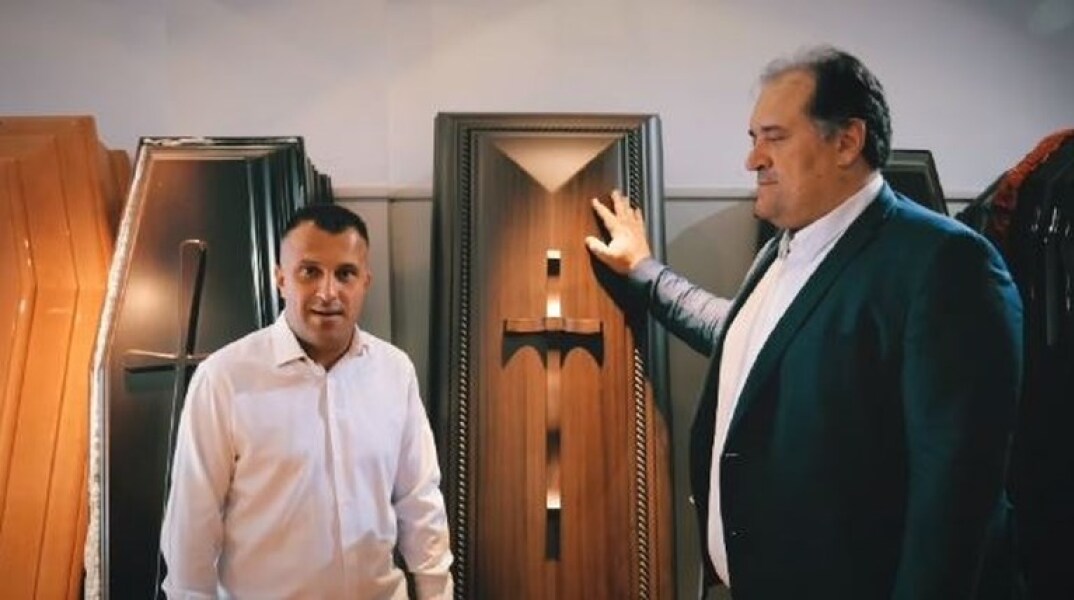 Το προεκλογικό σποτ του Θεόδωρου Μητράκα στο γραφείο τελετών Μπαμπούλα