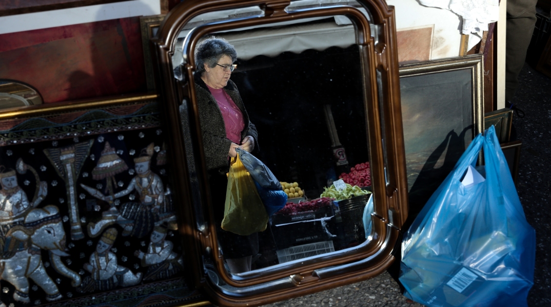 Γυναίκα σε αγορά στο κέντρο της Αθήνας