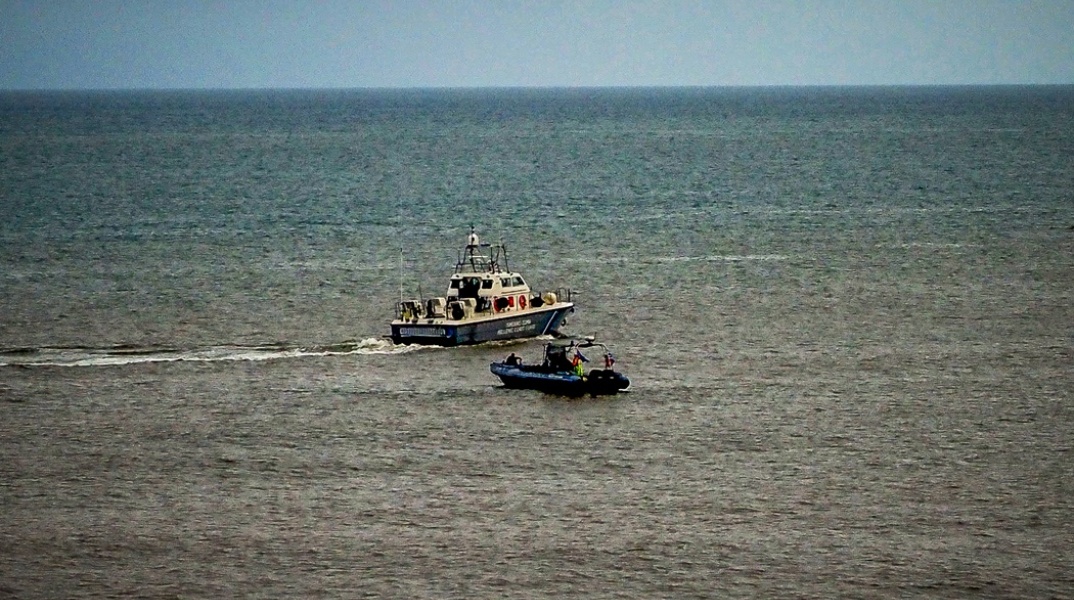 Σκάφος του Λιμενικού και ιδιωτικό σκάφος στις έρευνες για τον εντοπισμό του πιλότου του ελικοπτέρου που κατέπεσε κοντά στην παραλία Αχλάδι στη Βόρεια Ααεύβοια