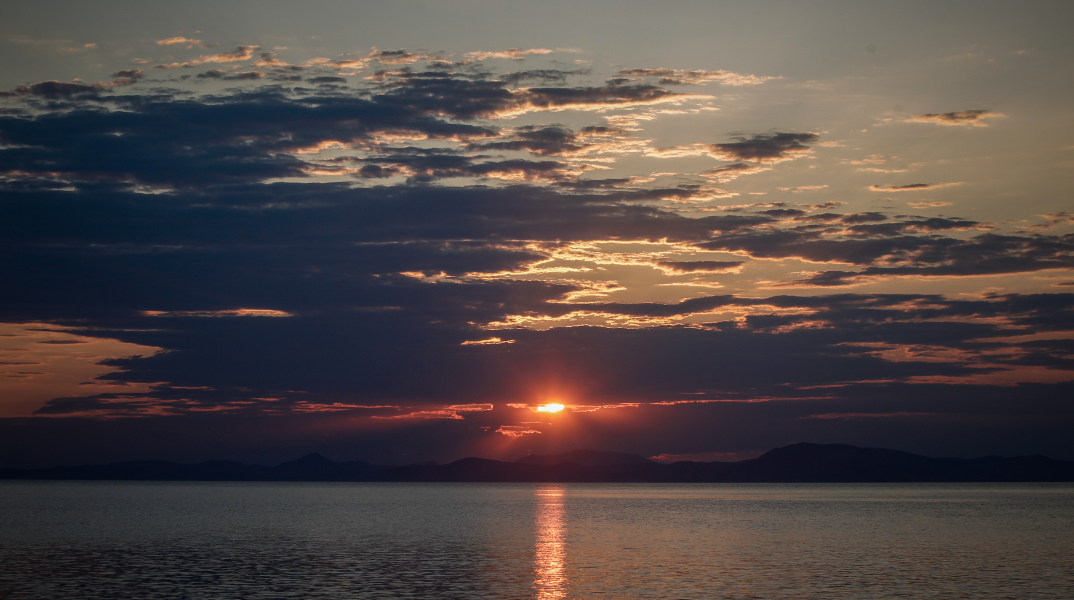 Ηλιοβασίλεμα με σύννεφα