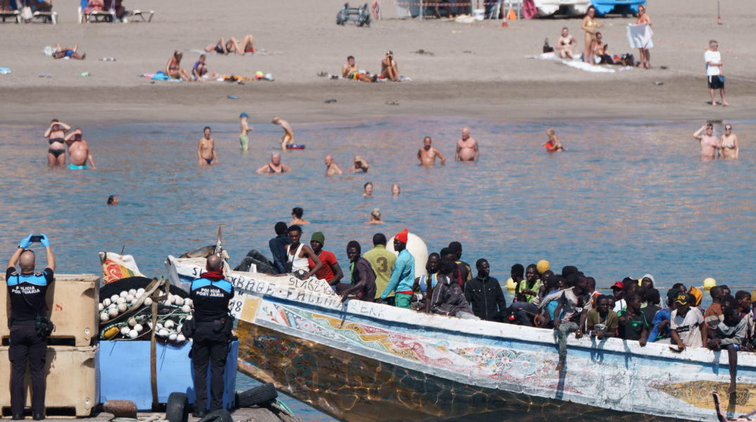 Μετανάστες φτάνουν σε παραλία στην Τενερίφη