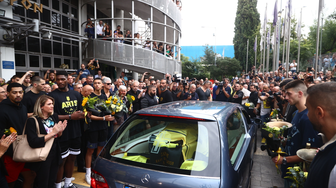 Γιάννης Ιωαννίδης: Λαϊκό προσκύνημα στο Αλεξάνδρειο