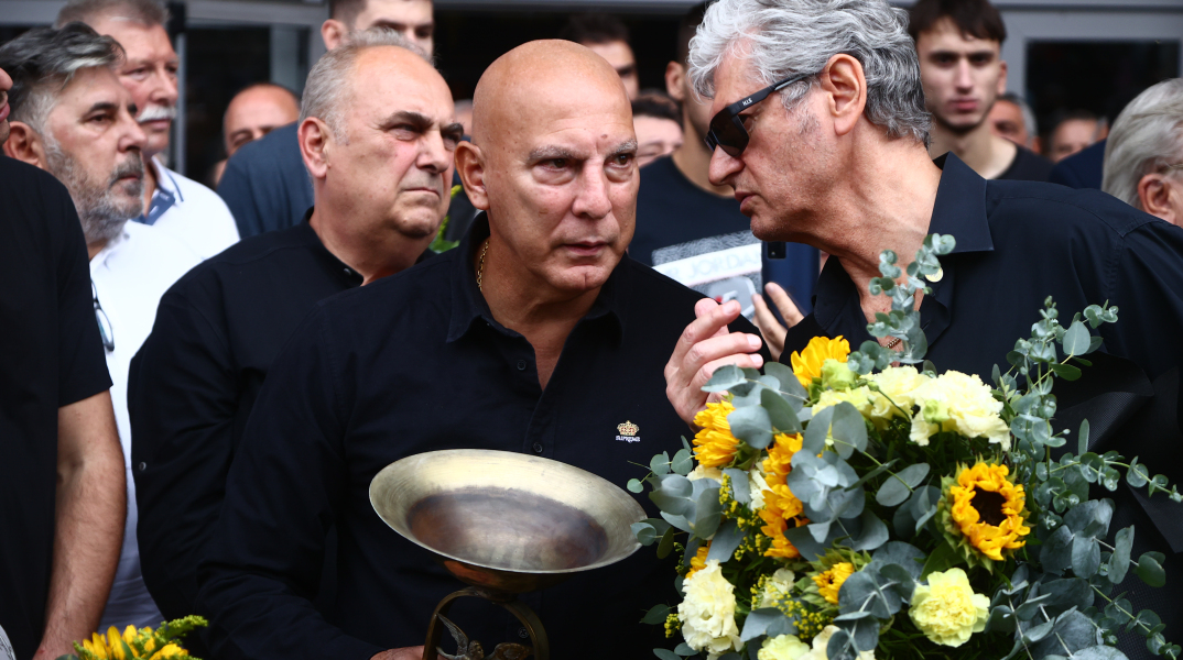 Ο Νίκος Γκάλης στο λαϊκό προσκύνημα για τον Γιάννη Ιωαννίδη