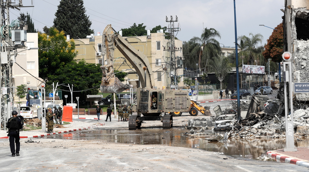 Ο ισραηλινός στρατός ελέγχει ζημιές κοντά στη Λωρίδα της Γάζας