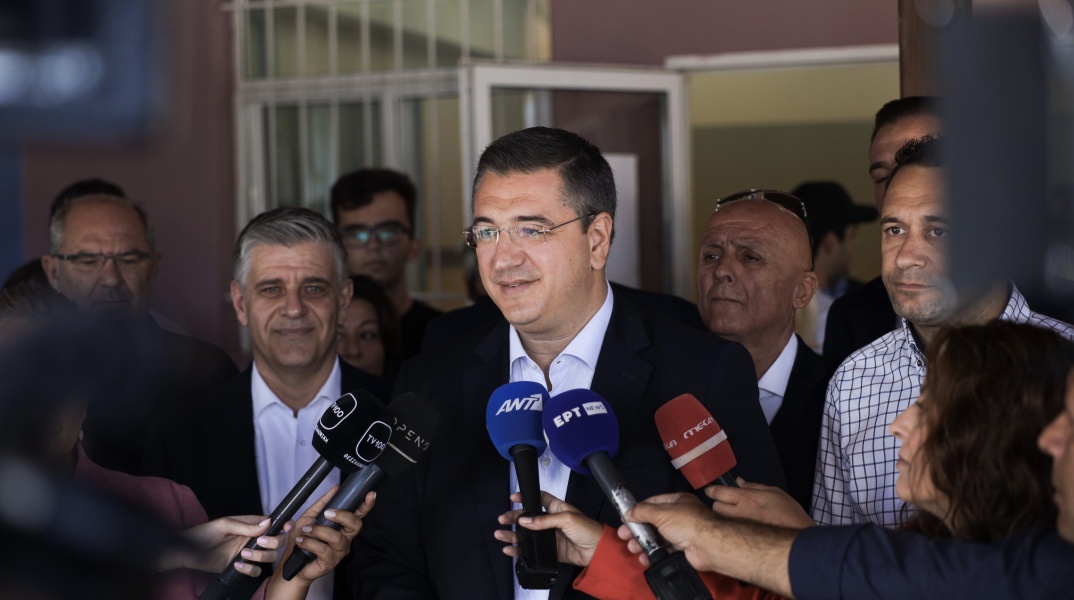 Ο Απόστολος Τζιτζικώστας σε δηλώσεις μετά την άσκηση του εκλογικού του δικαιώματος