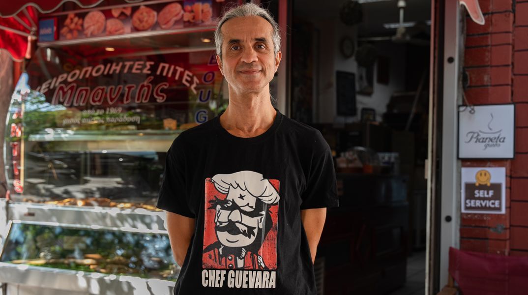 Ο Φίλιππος Μπαντής φτιάχνει την καλύτερη μπουγάτσα στη Θεσσαλονίκη και τον γαλαξία