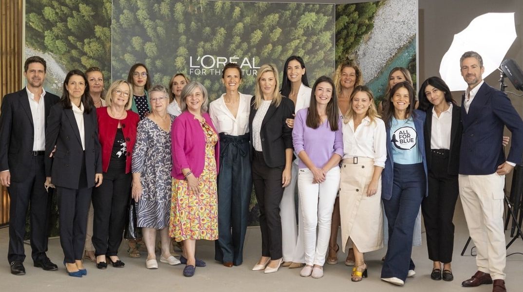 Φίλιππος Μιχόπουλος, L’Oréal for the Future Leader της L’Oréal Hellas, Δήμητρα Πετρίδη, Corporate Affairs & Engagement Director, Alessandra Delfini, Country Managing Director L’Oréal Hellas με τους εκπροσώπους των ΜΚΟ που έχει συνεργαστεί η L’Oréal Hellas