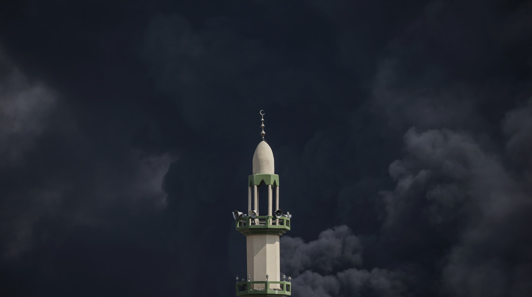 Καπνός από βομβαρδισμούς πίσω από μιναρέ στη Γάζα