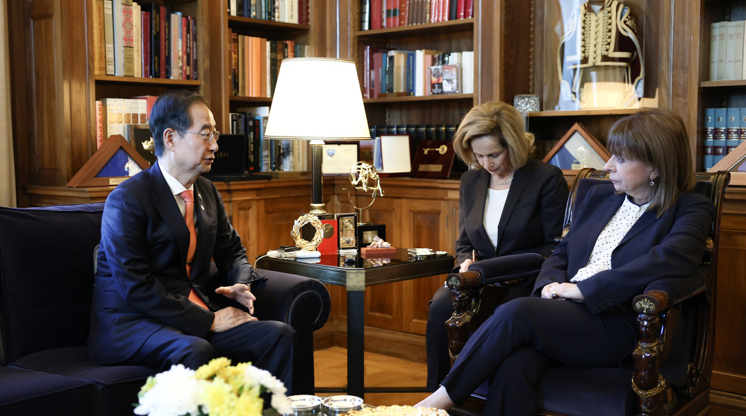 Συνάντηση της ΠτΔ Κ. Σακελλαροπούλου με τον πρωθυπουργό της Κορέας Χαν Ντουκ-Σου