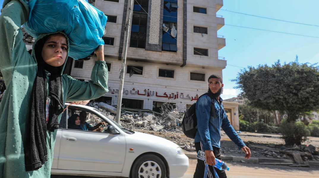 Άνθρωποι εγκαταλείπουν την πόλη της Γάζας