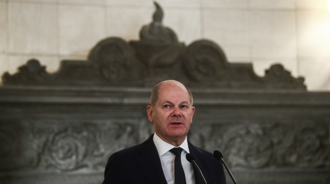 «Έχασε» τον δρόμο ο Όλαφ Σολτς στο κόκκινο χαλί στα Τίρανα