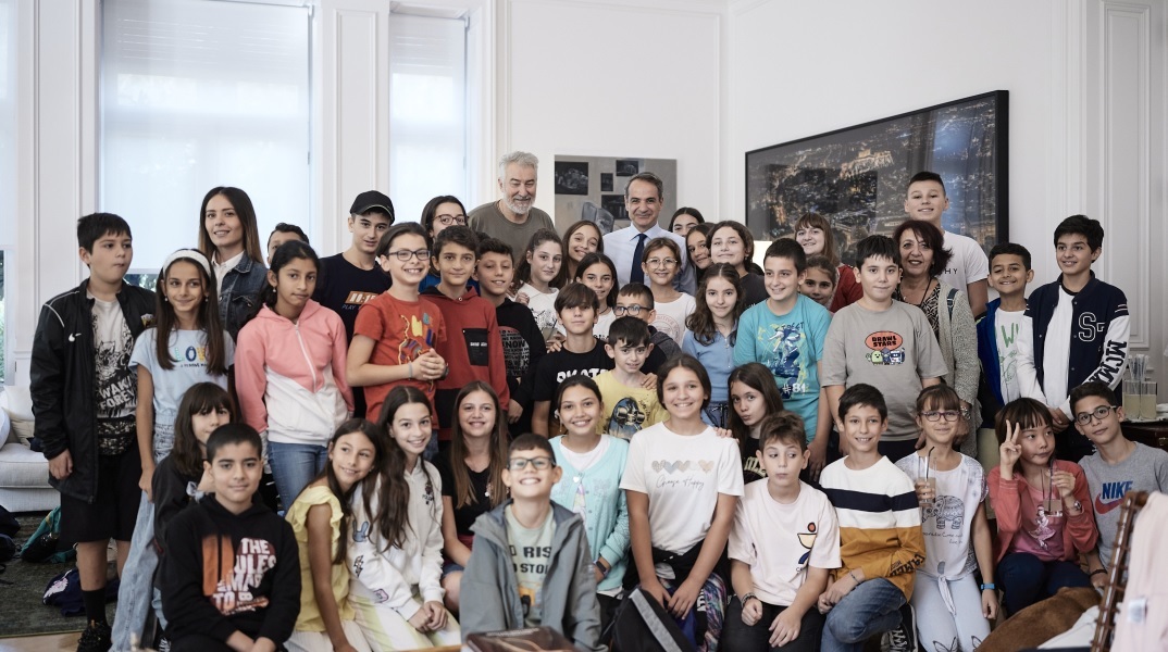  Υποδέχθηκε μαθητές του 130ού δημοτικού σχολείου ο Κυριάκος Μητσοτάκης