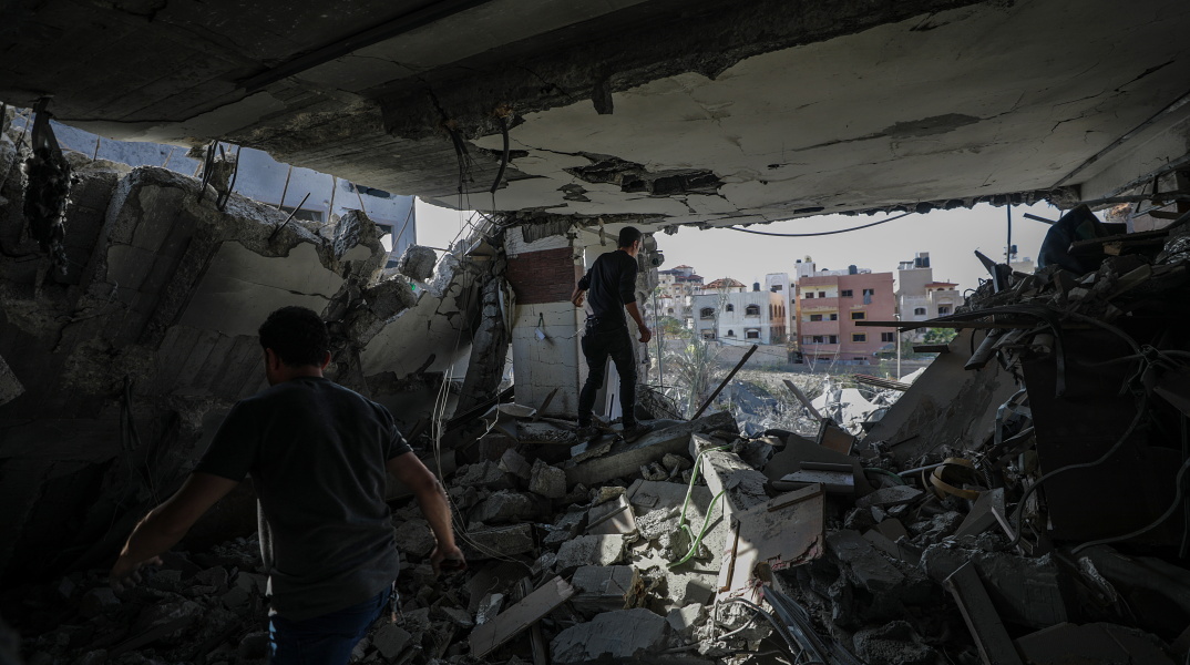 Παλαιστίνιοι ψάχνουν για αγνοούμενους κάτω από τα συντρίμμια στη Γάζα