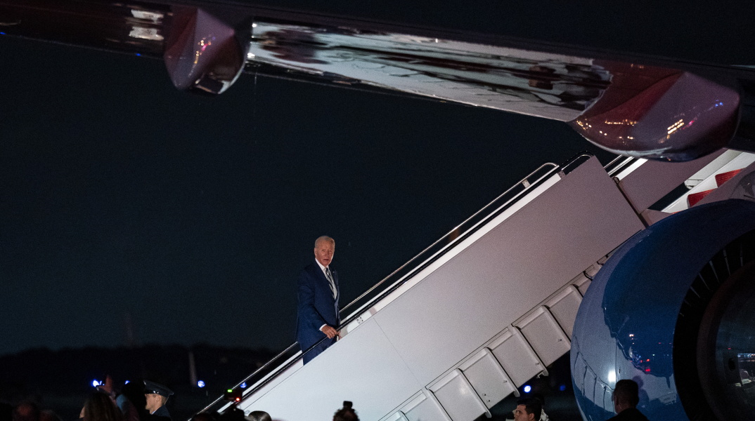 Καθώς έμπαινε στο προεδρικό αεροσκάφος, ο Τζο Μπάιντεν «δεν άκουσε καλά» μια ερώτηση που του απηύθυνε δημοσιογράφος