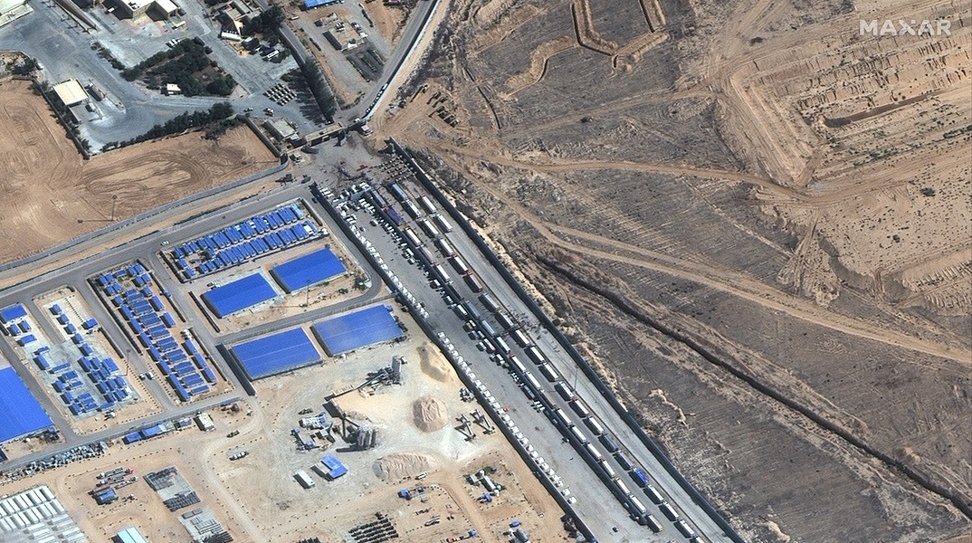Δορυφορική εικόνα από τα φορτηγά στο πέρασμα της Ράφα