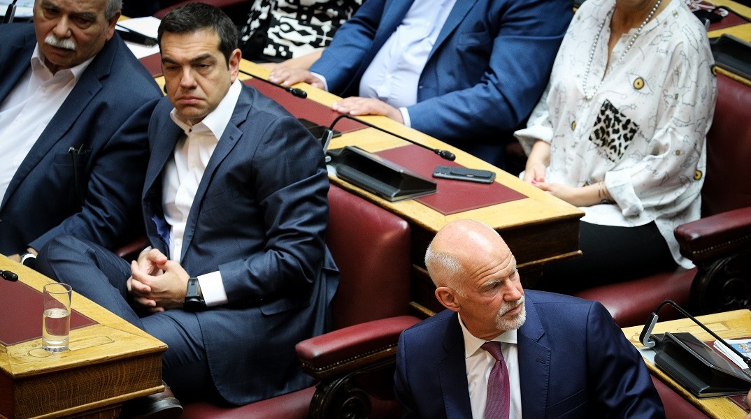 Αλέξης Τσίπρας και Γιώργος Παπανδρέου στη Βουλή