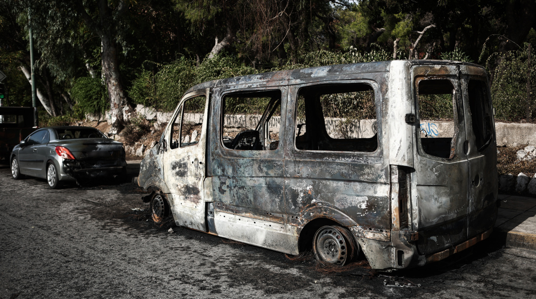 Καμένο όχημα μετά τα επεισόδια στου Ζωγράφου