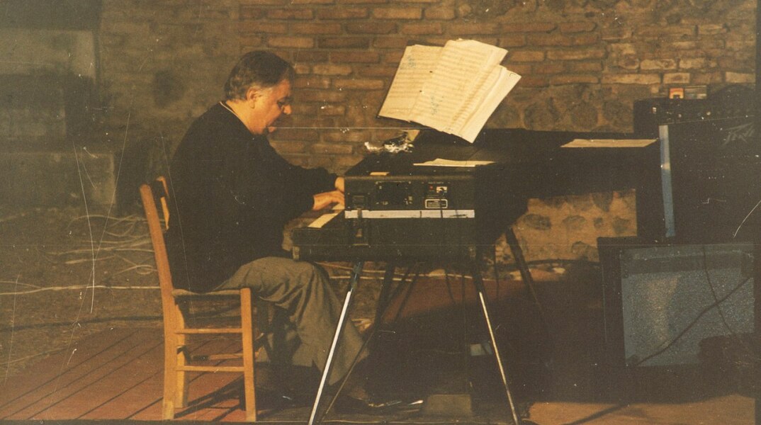 Ο Μάνος Χατζηδάκις στο πιάνο στη διάρκεια μουσικής εκδήλωσης στο Ωδείο της αρχαίας Νικόπολης (1987)