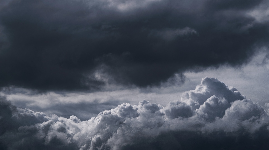 Καιρός: Βροχές, ομίχλη και αφρικανική σκόνη την Παρασκευή