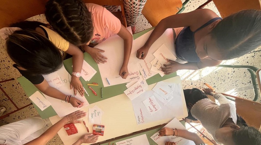 Μαθήτριες Ρομά και μη στο 3ο Δημοτικό σχολείο Γαστούνης γράφουν τα όνειρά τους σε χαρτιά