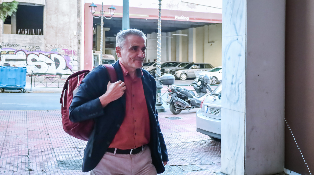 Ο Ευκλείδης Τσακαλώτος έξω από τα γραφεία του ΣΥΡΙΖΑ