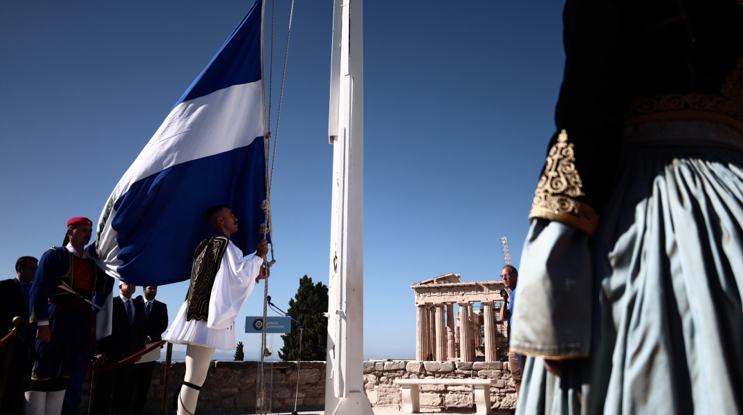 Έπαρση της σημαίας στην Ακρόπολη