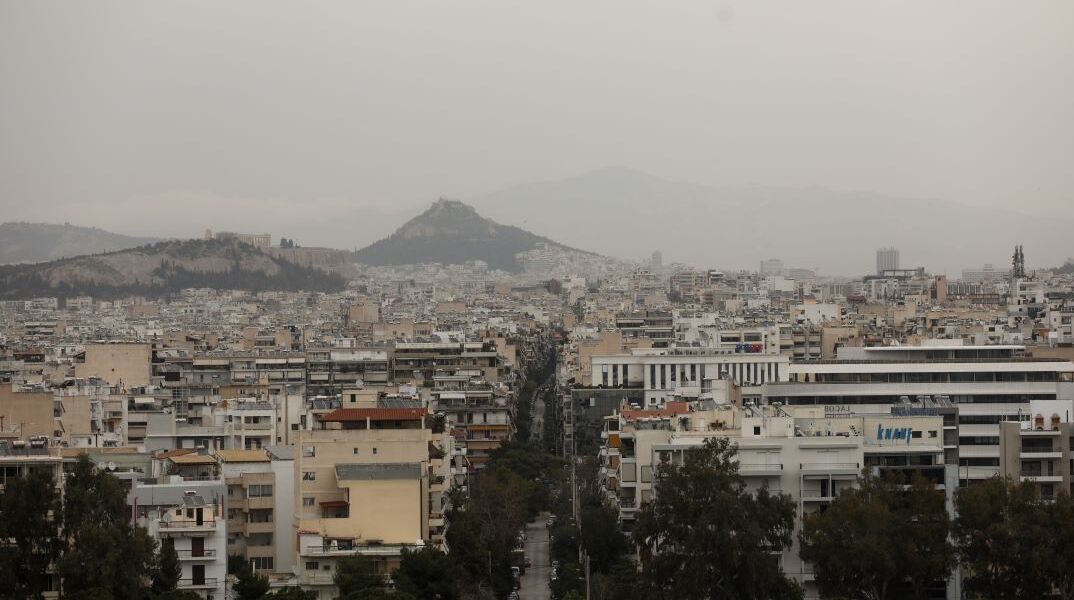 Καιρός: «Κοκτέιλ» βροχής, ζέστης και αφρικανικής σκόνης την Παρασκευή