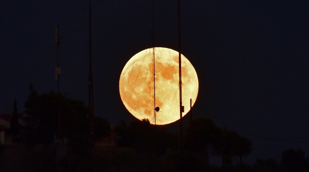 Το «φεγγάρι του κυνηγού» στον νυχτερινό ουρανό της 28ης Οκτωβρίου