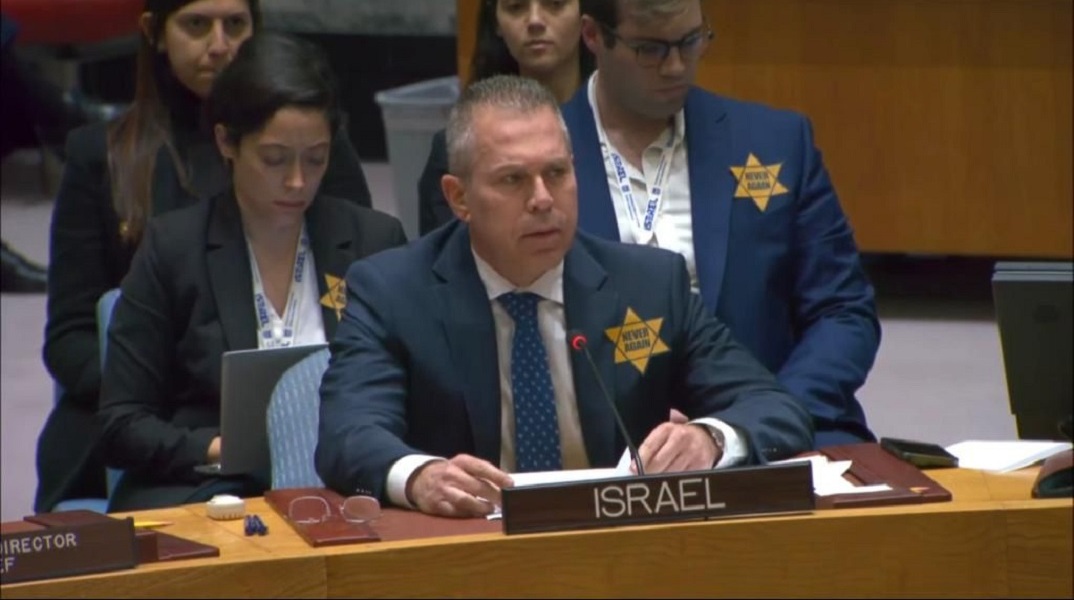 Ο πρέσβης του Ισραήλ στον ΟΗΕ με το κίτρινο αστέρι στο πέτο