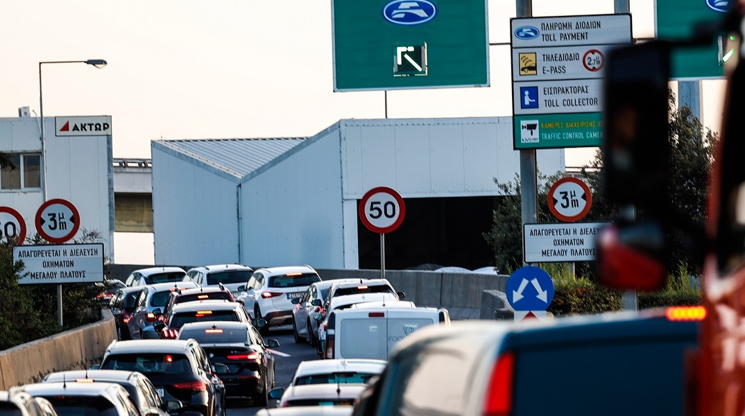 Κίνηση στην είσοδο της Αττικής Οδού
