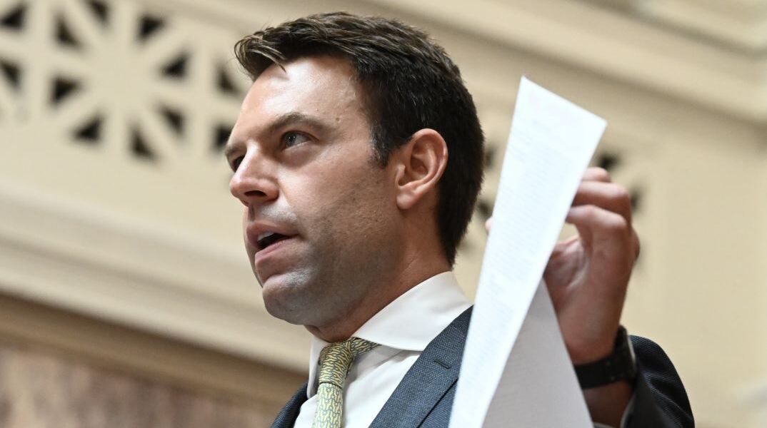 Στέφανος Κασσελάκης: Πυρά κατά της κυβέρνησης από το βήμα της Κοινοβουλευτικής Ομάδας