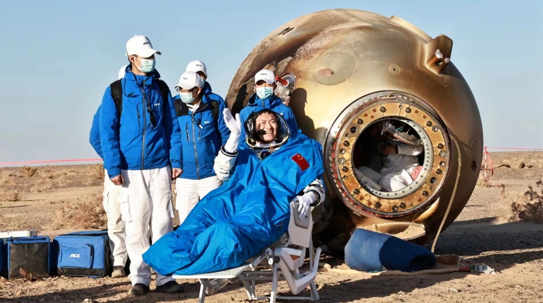 Τρεις αστροναύτες επέστρεψαν στη Γη μετά από 6 μήνες παραμονής στον διαστημικό σταθμό της Κίνας